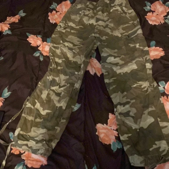 Camo woman’s pants - Picture 2 of 3